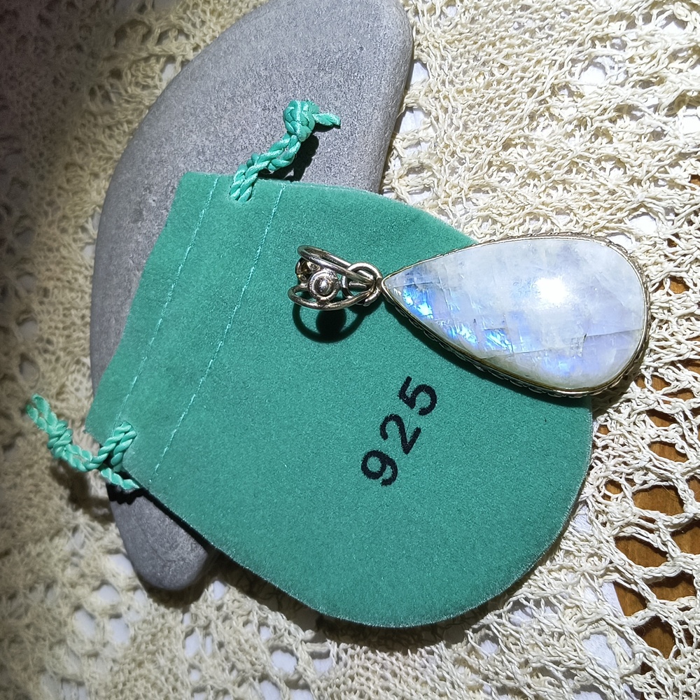 Moonstone and 925 silver pendant.